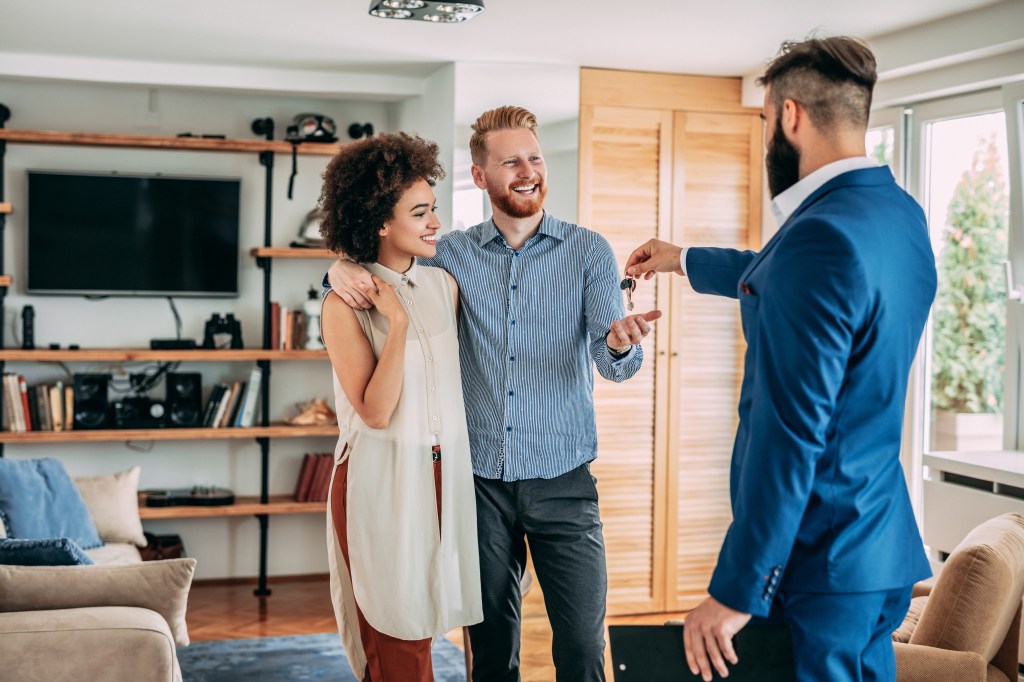 The new Coupleifi who buys a new home, inspired by a recent study, saying that 48% of newlyweds owners require payment contributions to their weddings.