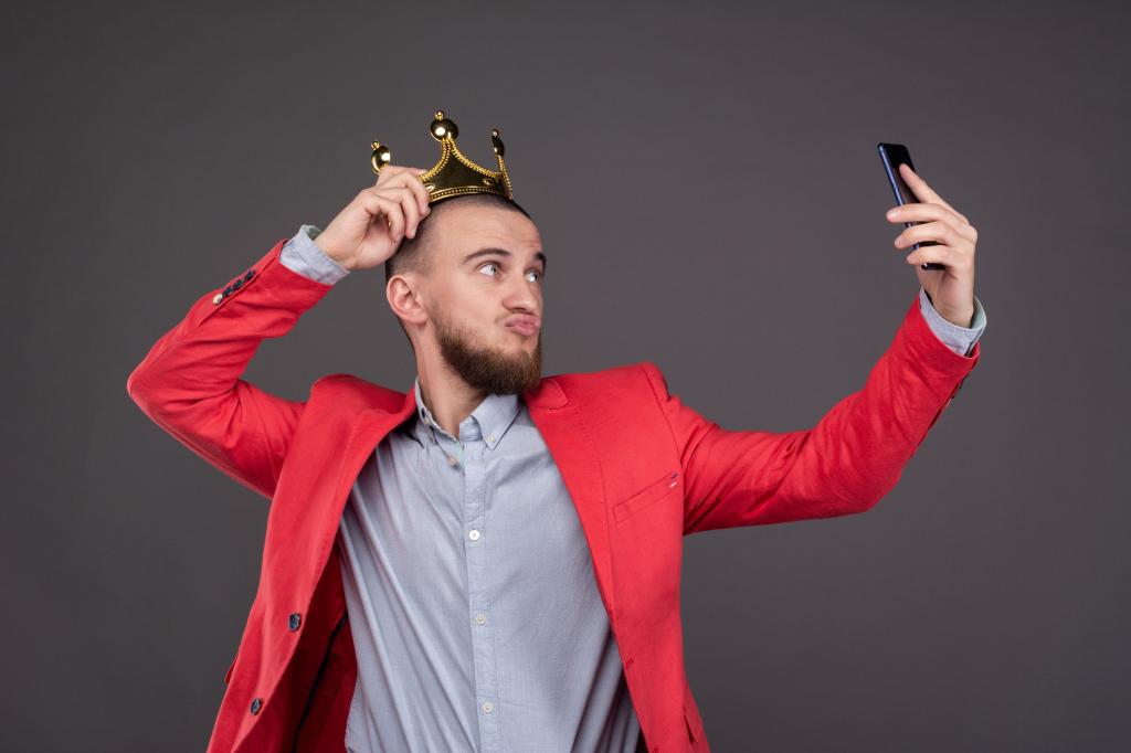Narcissists always give themselves - with this bad habit that is hard to hide