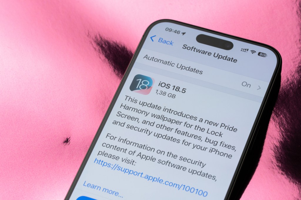 Close the macro view of a smartphone screen showing an automatic update on IOS 18, dated May 22, 2025, in New York, the United States.