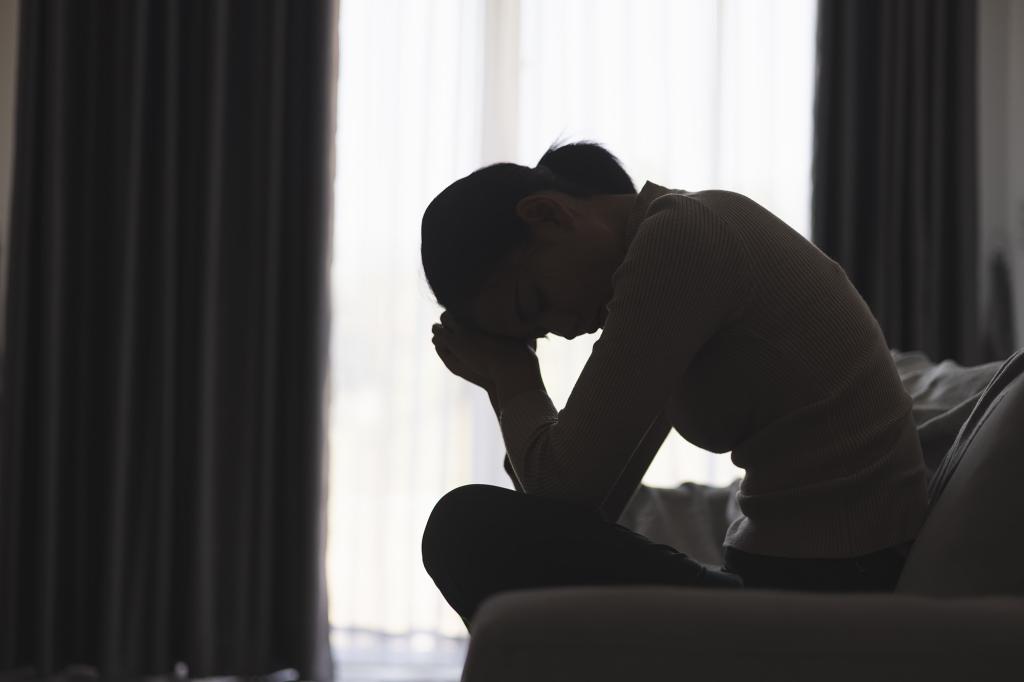 Dear Abby: Should I continue to meet a man I don't like because he will pay for the education of my children's college?