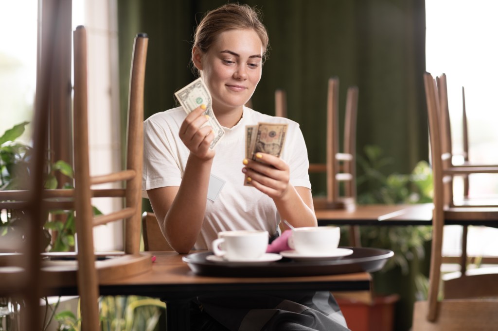 Tips for counting the waiter in a cafe.