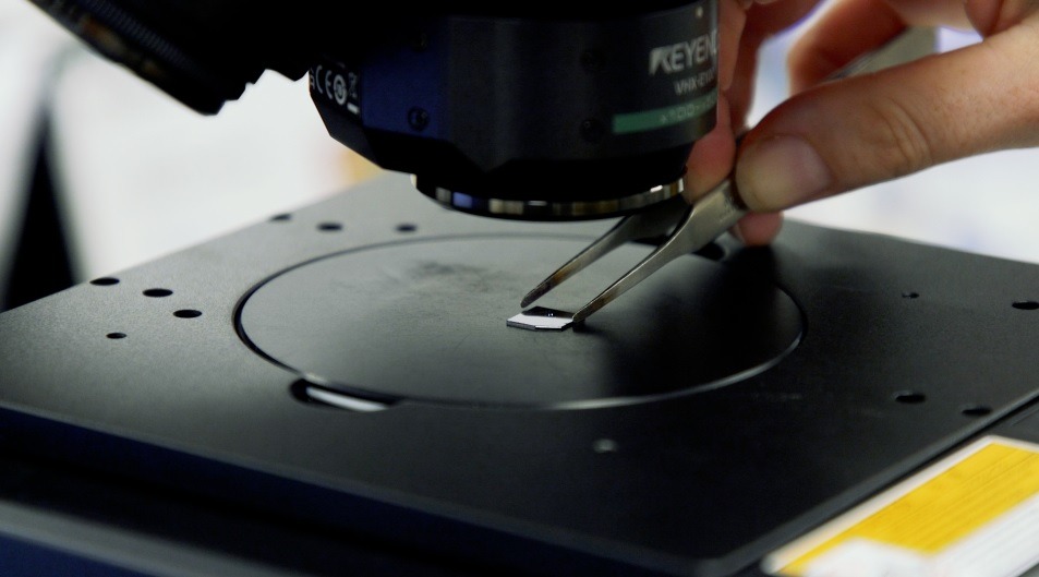 Microscopic chip that holds the world's smallest violin image
