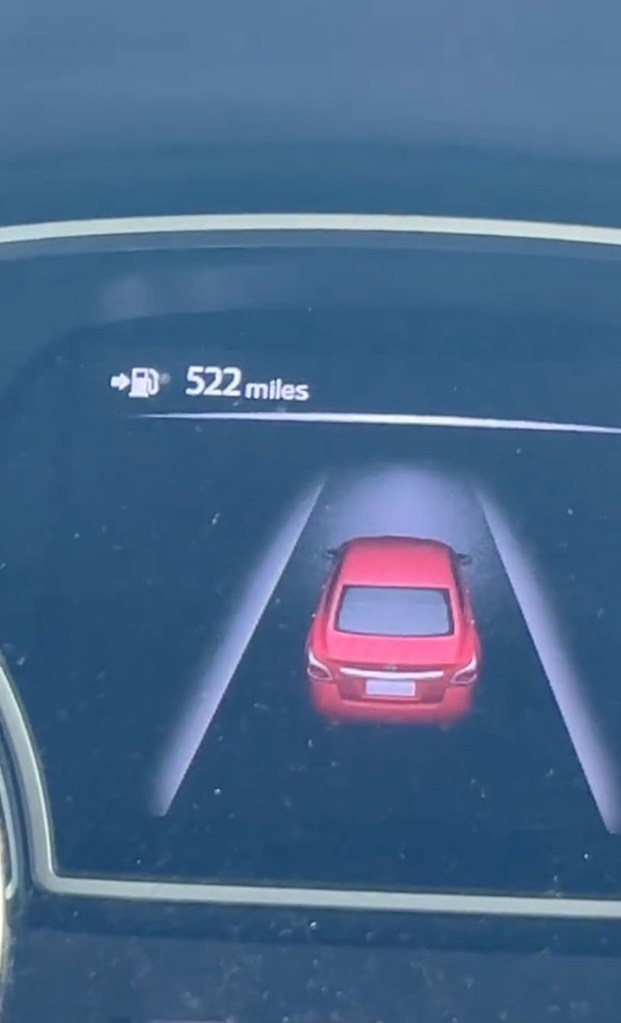 Car panel indicating 522 miles left.